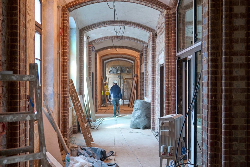 Budowa hotelu Arche Klasztor Wrocław w gmachu przy Kasprowicza, 9 maja 2024