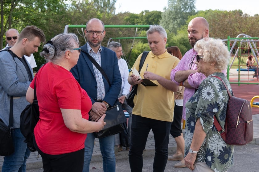 Spotkanie mieszkańców osiedla Kuźniki z prezydentem Wrocławia, Jackiem Sutrykiem