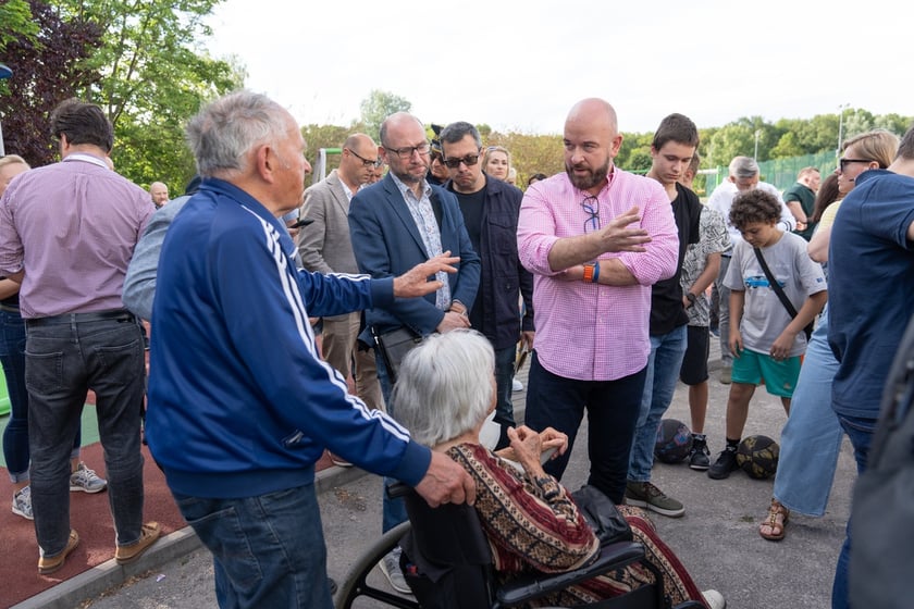Spotkanie mieszkańców osiedla Kuźniki z prezydentem Wrocławia, Jackiem Sutrykiem