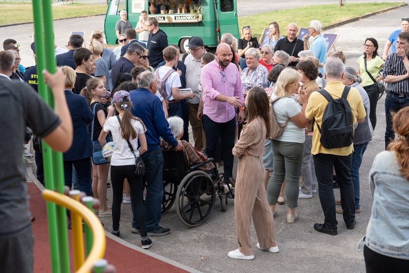 Spotkanie mieszkańców osiedla Kuźniki z prezydentem Wrocławia, Jackiem Sutrykiem