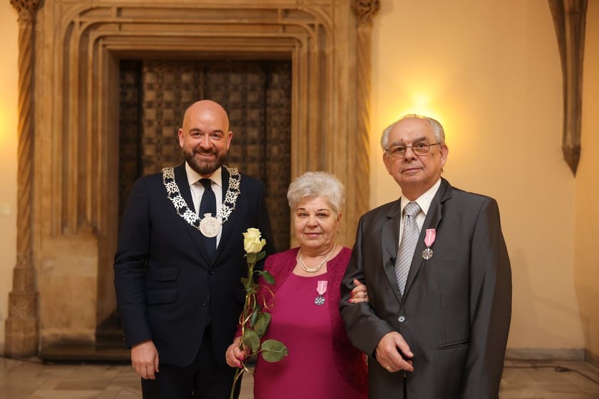 Uczestnicy uroczystości dla par obchodzących Złote Gody w Ratuszu we Wrocławiu