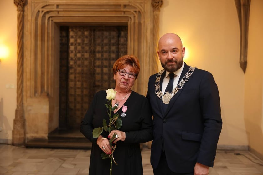 Uczestnicy uroczystości dla par obchodzących Złote Gody w Ratuszu we Wrocławiu