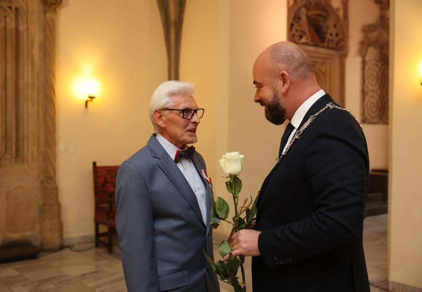 Uczestnicy uroczystości dla par obchodzących Złote Gody w Ratuszu we Wrocławiu