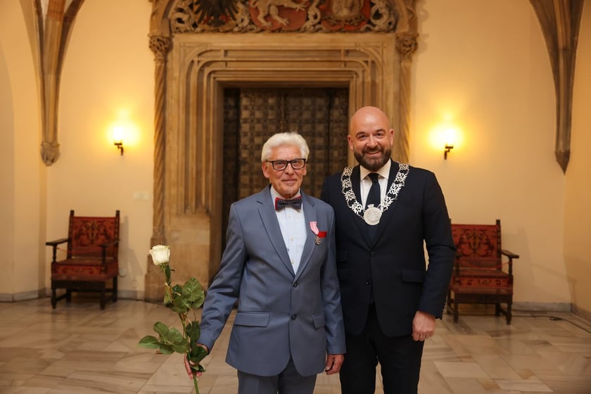 Uczestnicy uroczystości dla par obchodzących Złote Gody w Ratuszu we Wrocławiu