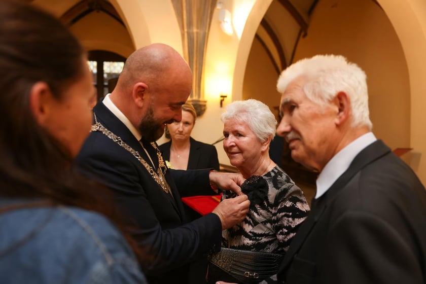 Uczestnicy uroczystości dla par obchodzących Złote Gody w Ratuszu we Wrocławiu