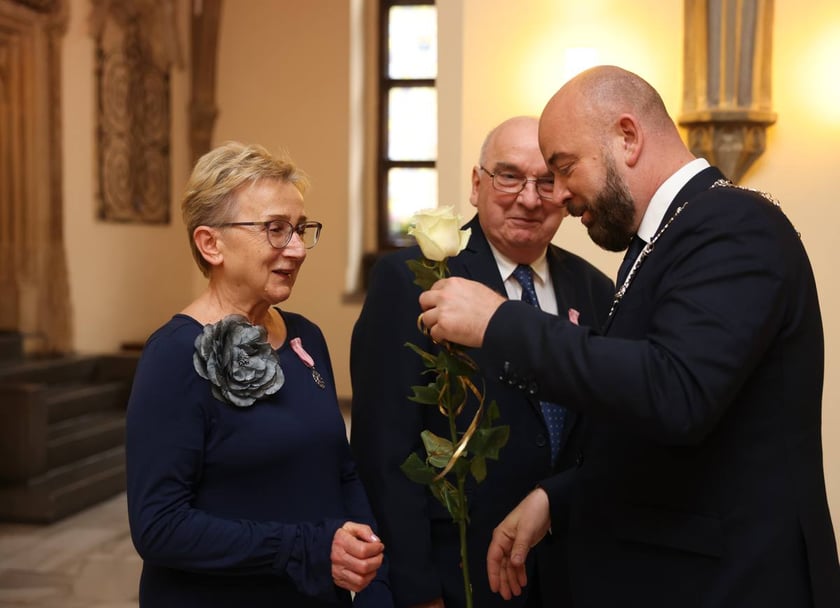 Uczestnicy uroczystości dla par obchodzących Złote Gody w Ratuszu we Wrocławiu