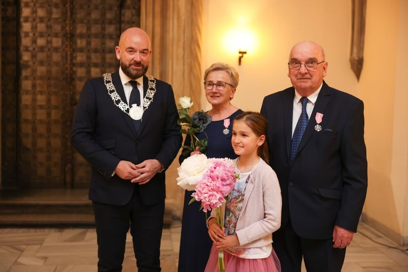 Uczestnicy uroczystości dla par obchodzących Złote Gody w Ratuszu we Wrocławiu