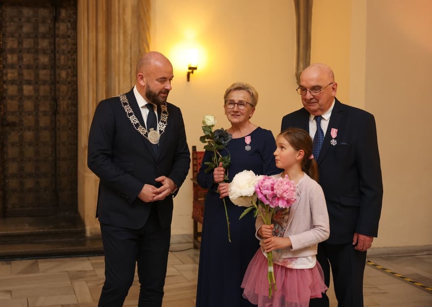 Uczestnicy uroczystości dla par obchodzących Złote Gody w Ratuszu we Wrocławiu