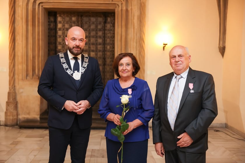 Uczestnicy uroczystości dla par obchodzących Złote Gody w Ratuszu we Wrocławiu