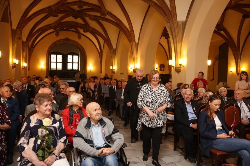 Uczestnicy uroczystości dla par obchodzących Złote Gody w Ratuszu we Wrocławiu