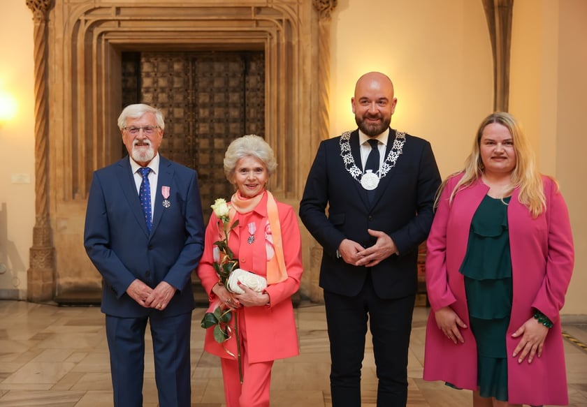 Uczestnicy uroczystości dla par obchodzących Złote Gody w Ratuszu we Wrocławiu