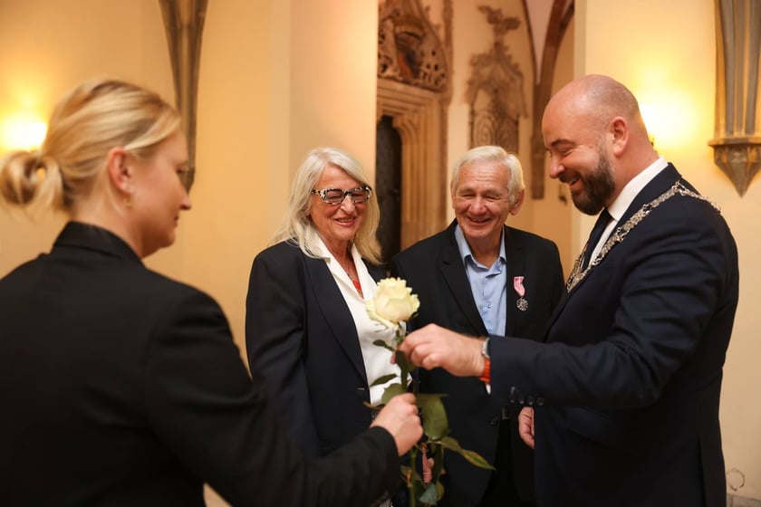 Uczestnicy uroczystości dla par obchodzących Złote Gody w Ratuszu we Wrocławiu