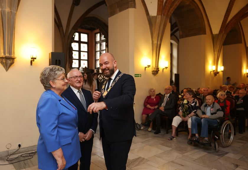 Uczestnicy uroczystości dla par obchodzących Złote Gody w Ratuszu we Wrocławiu