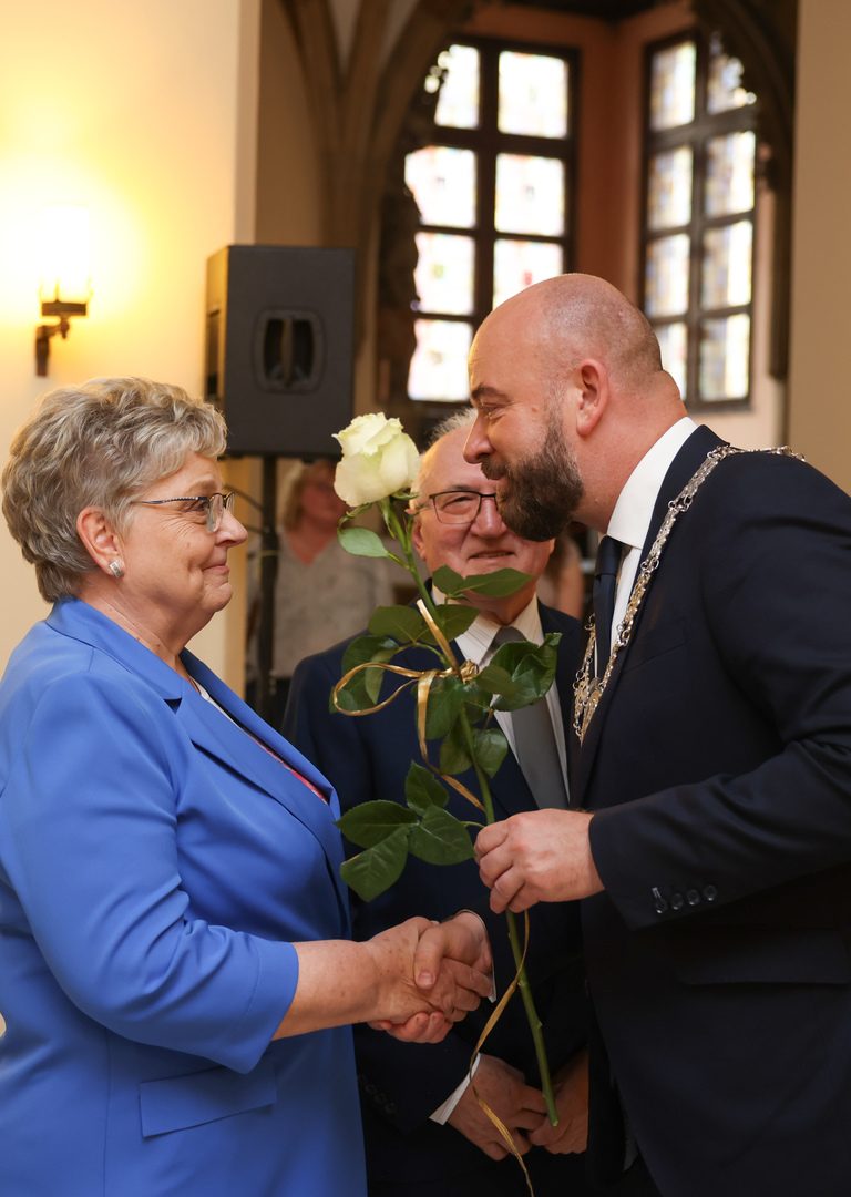 Uczestnicy uroczystości dla par obchodzących Złote Gody w Ratuszu we Wrocławiu