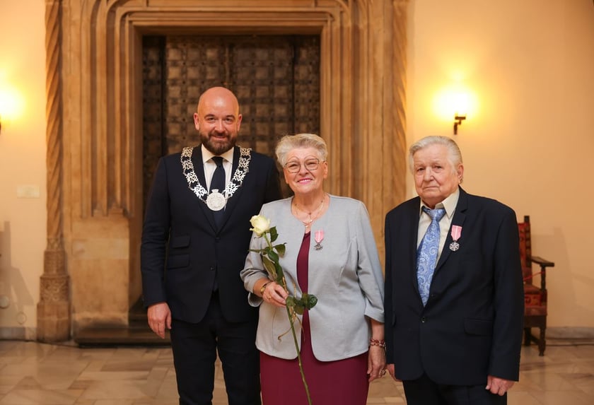 Uczestnicy uroczystości dla par obchodzących Złote Gody w Ratuszu we Wrocławiu