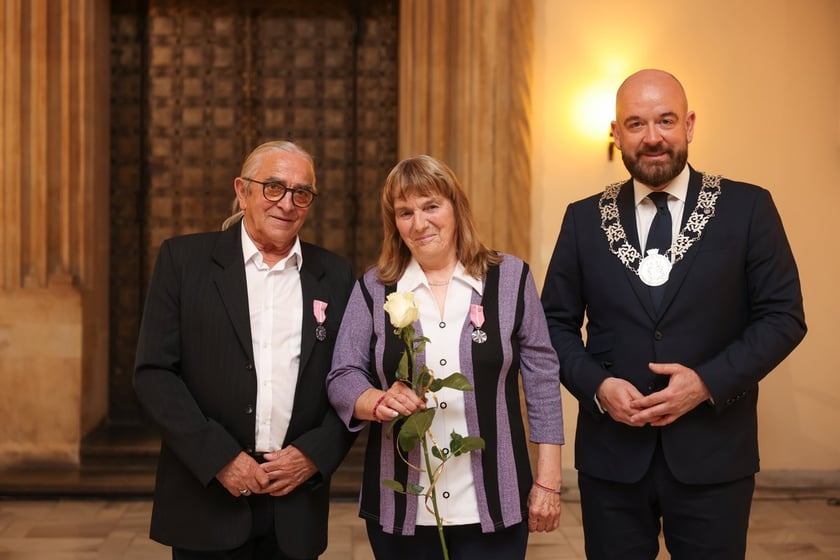 Uczestnicy uroczystości dla par obchodzących Złote Gody w Ratuszu we Wrocławiu