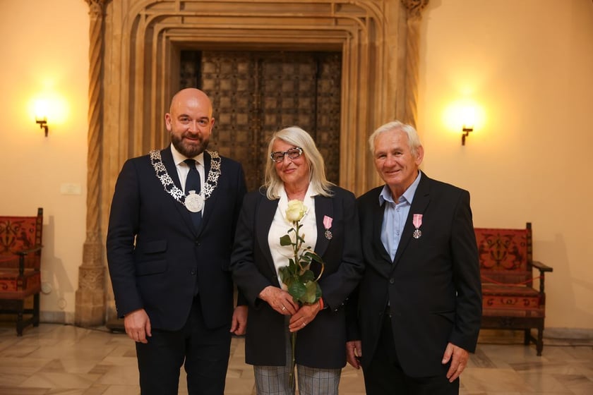Uczestnicy uroczystości dla par obchodzących Złote Gody w Ratuszu we Wrocławiu