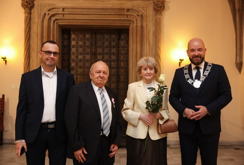 Uczestnicy uroczystości dla par obchodzących Złote Gody w Ratuszu we Wrocławiu