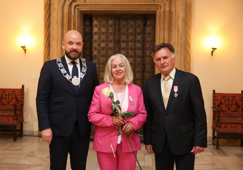 Uczestnicy uroczystości dla par obchodzących Złote Gody w Ratuszu we Wrocławiu