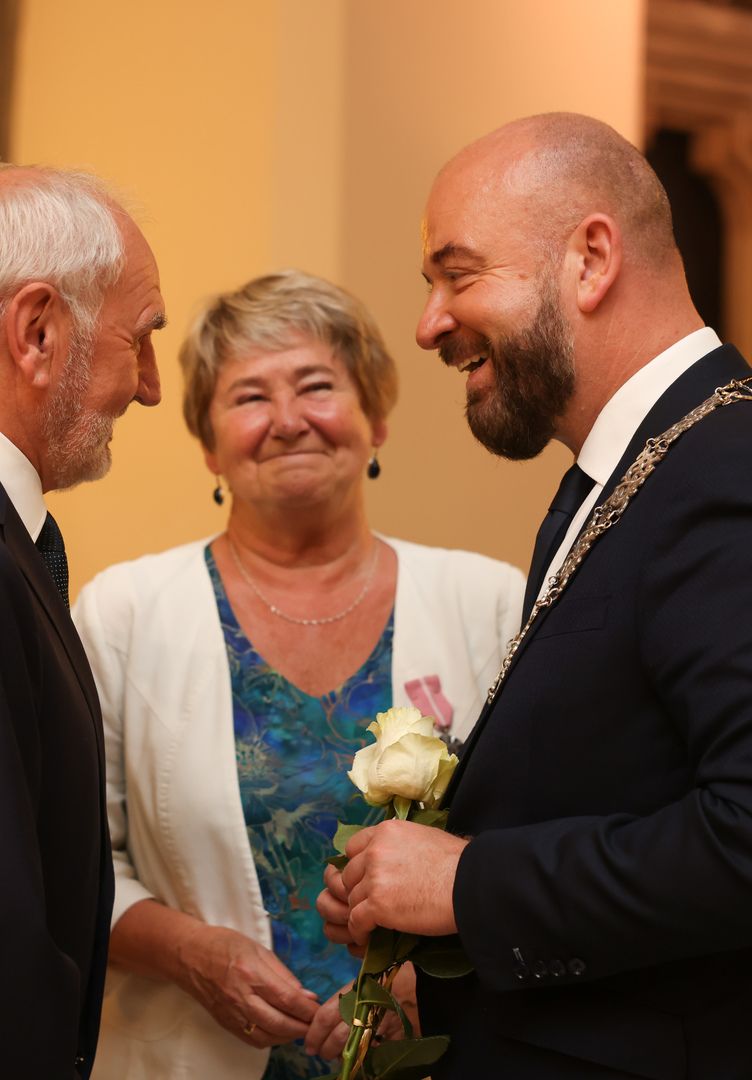 Uczestnicy uroczystości dla par obchodzących Złote Gody w Ratuszu we Wrocławiu