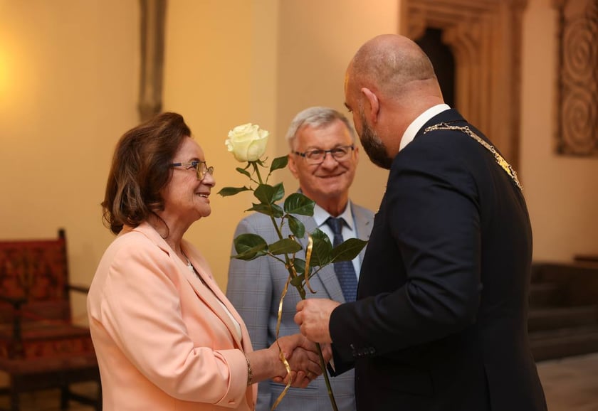 Uczestnicy uroczystości dla par obchodzących Złote Gody w Ratuszu we Wrocławiu