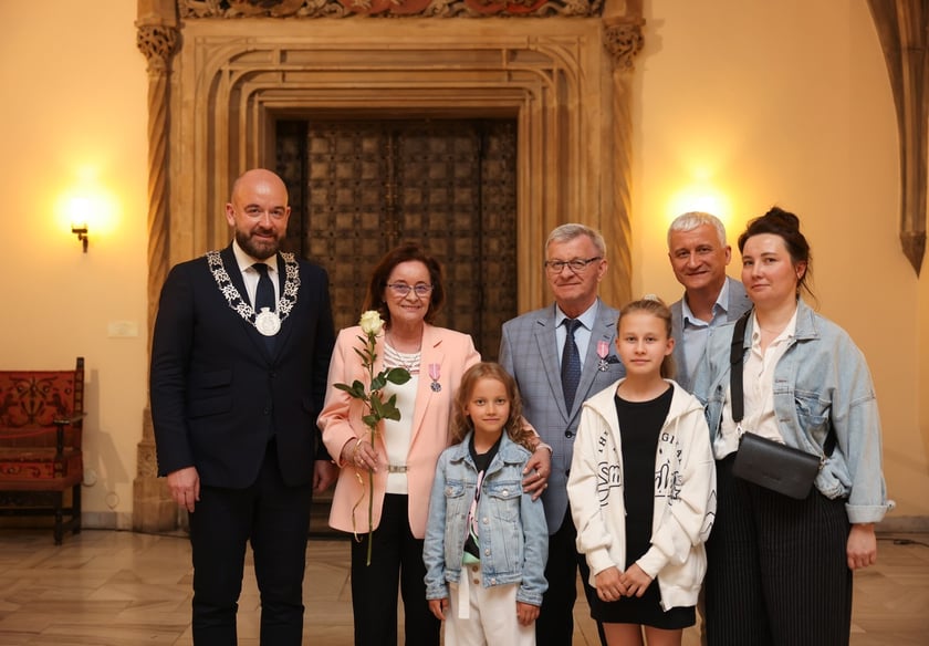 Uczestnicy uroczystości dla par obchodzących Złote Gody w Ratuszu we Wrocławiu