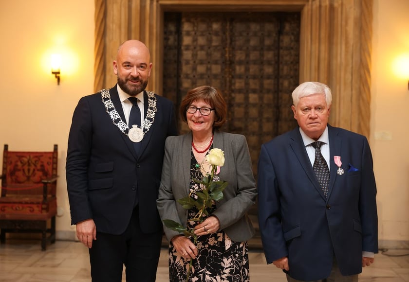 Uczestnicy uroczystości dla par obchodzących Złote Gody w Ratuszu we Wrocławiu