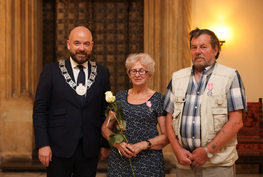 Uczestnicy uroczystości dla par obchodzących Złote Gody w Ratuszu we Wrocławiu