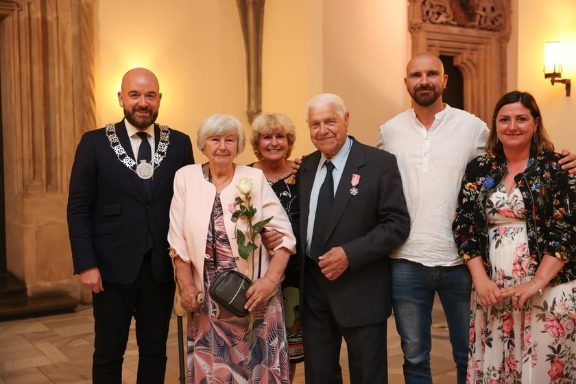 Uczestnicy uroczystości dla par obchodzących Złote Gody w Ratuszu we Wrocławiu