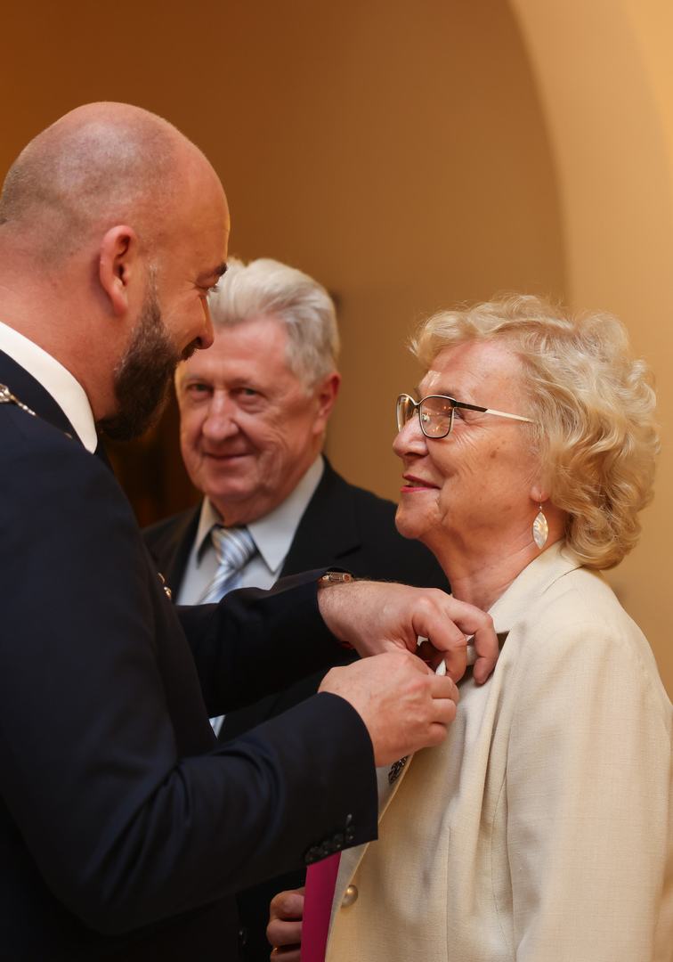 Uczestnicy uroczystości dla par obchodzących Złote Gody w Ratuszu we Wrocławiu