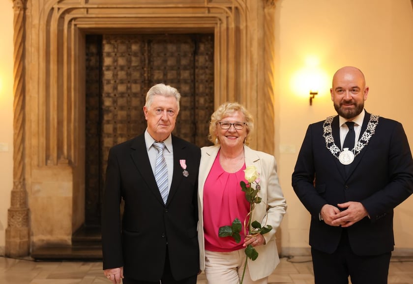Uczestnicy uroczystości dla par obchodzących Złote Gody w Ratuszu we Wrocławiu