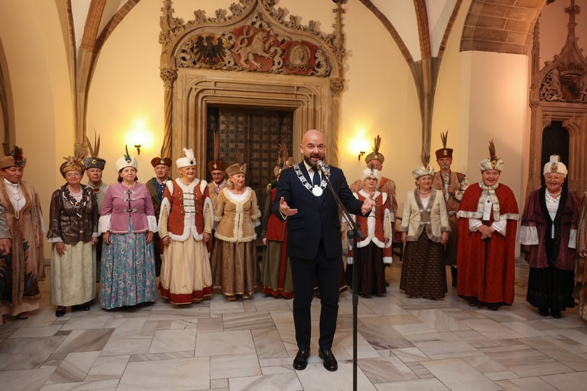 Uczestnicy uroczystości dla par obchodzących Złote Gody w Ratuszu we Wrocławiu