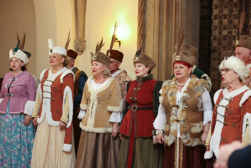 Uczestnicy uroczystości dla par obchodzących Złote Gody w Ratuszu we Wrocławiu