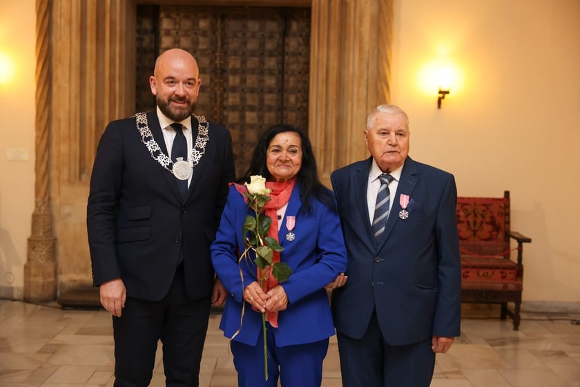 Uczestnicy uroczystości dla par obchodzących Złote Gody w Ratuszu we Wrocławiu