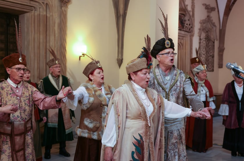 Uczestnicy uroczystości dla par obchodzących Złote Gody w Ratuszu we Wrocławiu