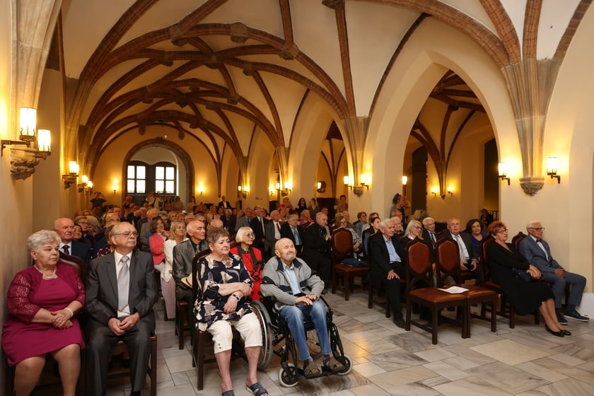Uczestnicy uroczystości dla par obchodzących Złote Gody w Ratuszu we Wrocławiu