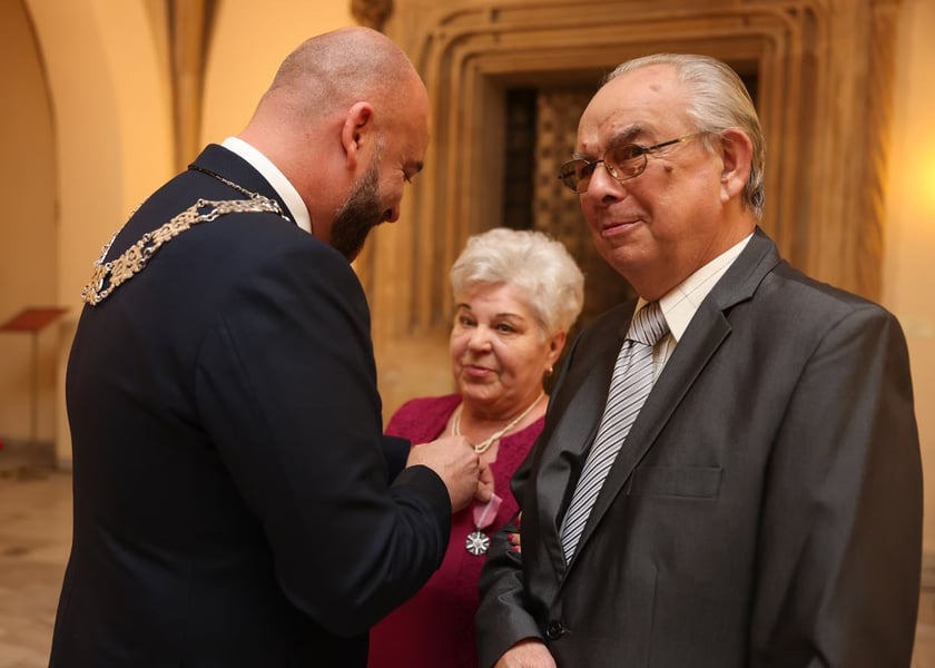 Uczestnicy uroczystości dla par obchodzących Złote Gody w Ratuszu we Wrocławiu