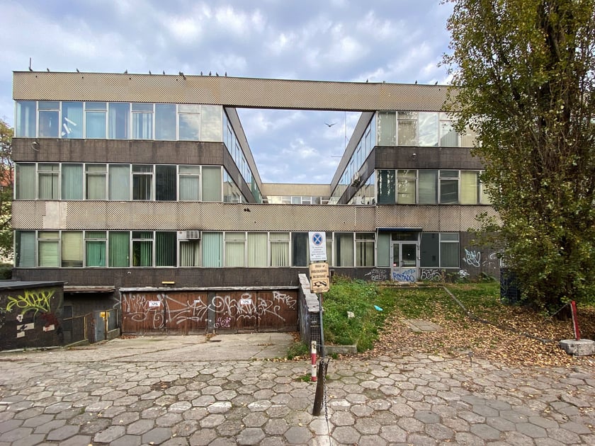 Modernistyczny biurowiec ZETO na Starym Mieście we Wrocławiu, grudzień 2022