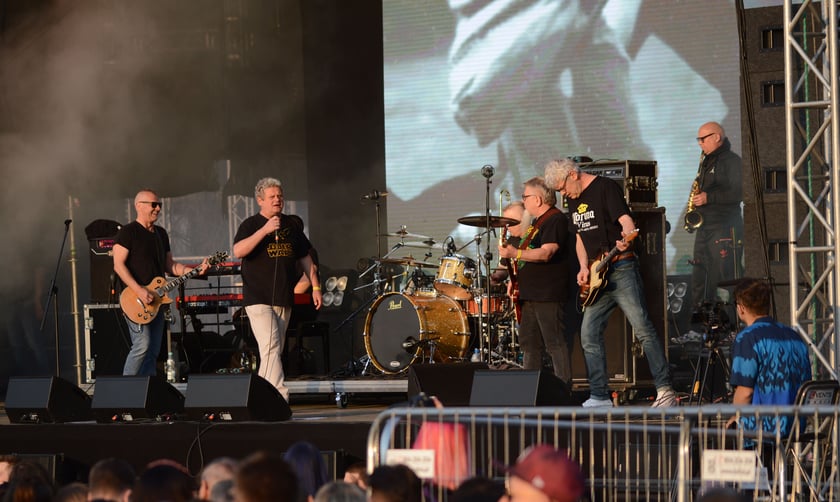 Kult zagra 31.08 na Last Minute Summer Festival. Bilety w cenie 130 zł - I pula, karnety 2-dniowe: 200 zł - I pula. Więcej na: https://www.3-majowka.pl/koncertowe-zakonczenie-wakacji-we-wroclawiu