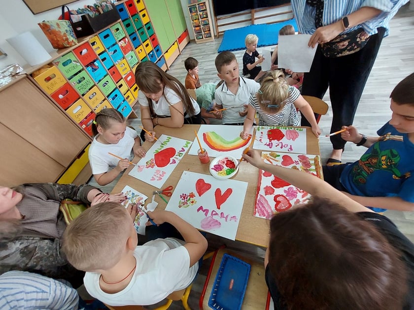 Zajęcia plastyczne w&nbsp;Niepublicznej Szkole i Przedszkolu&nbsp;Stowarzyszenia Rozwoju Osiedla Świniary
