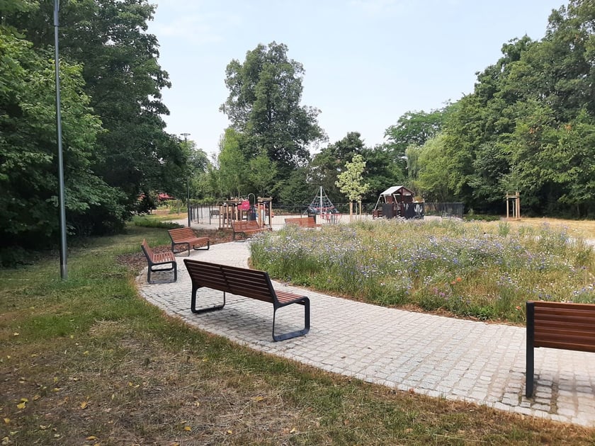 Miejsce spotkań i wypoczynku między placem zabaw a boiskiem