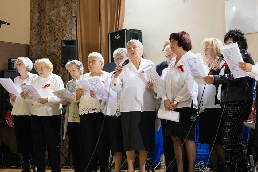 Przegląd pieśni patriotycznych z udziałem przedszkolak&oacute;w i senior&oacute;w