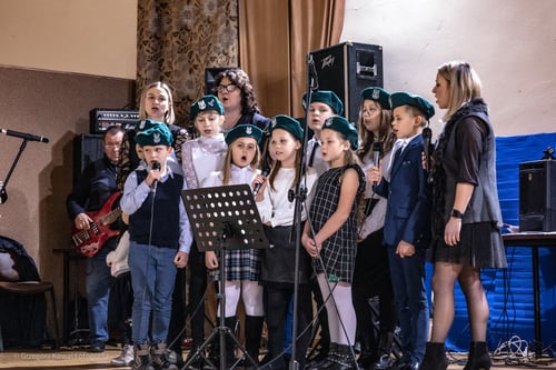 Przegląd pieśni patriotycznych z udziałem przedszkolak&oacute;w i senior&oacute;w