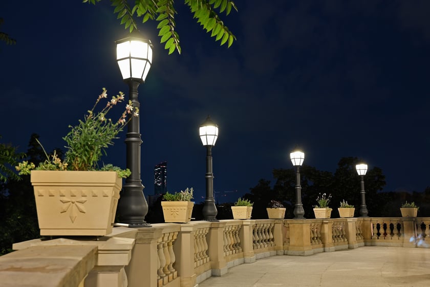 Bastion Sakwowy nocą, gdy fontanna już nie działa, a iluminacja jest przygaszona.