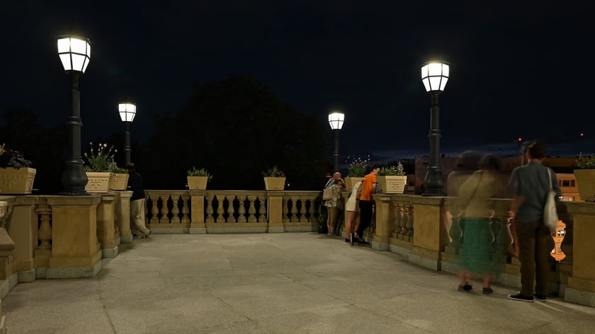 Bastion Sakwowy nocą, gdy fontanna już nie działa, a iluminacja jest przygaszona.