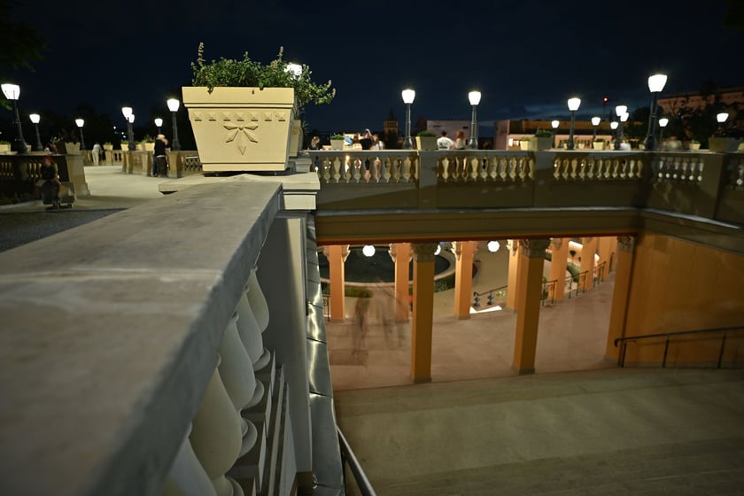 Bastion Sakwowy nocą, gdy fontanna już nie działa, a iluminacja jest przygaszona.