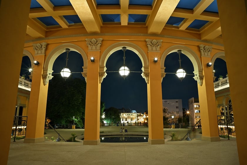 Bastion Sakwowy nocą, gdy fontanna już nie działa, a iluminacja jest przygaszona.
