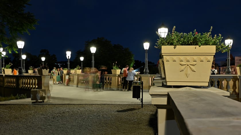 Bastion Sakwowy nocą, gdy fontanna już nie działa, a iluminacja jest przygaszona.