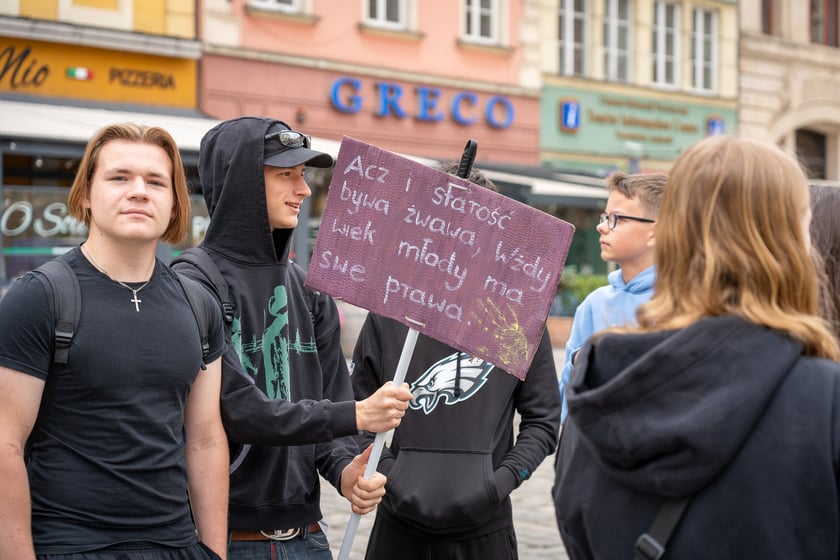 Uczniowie XIII LO świętowali w Rynku urodziny hrabiego Fredry