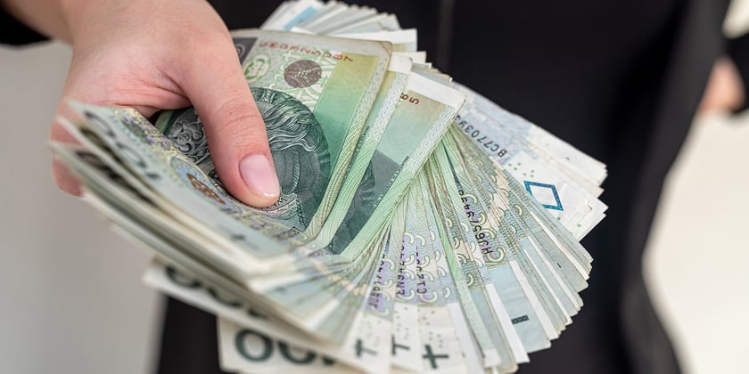 Emerytury 2024. Jak oblicza się waloryzację
Wysokość emerytury w 2024 roku&nbsp;zależy od tak zwanej inflacji emeryckiej, na podstawie kt&oacute;rej ustalana jest kwota świadczeń. Określa się to w marcu każdego roku i opiera o średnioroczną inflację konsumencką.
Taka waloryzacja emerytur ma zrekompensować seniorom wyższe ceny i koszty życia. Aby otrzymać większą emeryturę, nie trzeba składać dodatkowych wniosk&oacute;w. Dzieje się to automatycznie z urzędu.